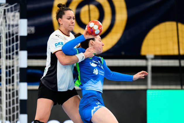 Handball, Womens European Championship Qualification, Germany Slovenia, 2nd round, Group 3, from left in duel Emily Vogel Germany and Ema Hrvatin Slovenia Heidelberg SNP Dome Baden Württemberg Germany