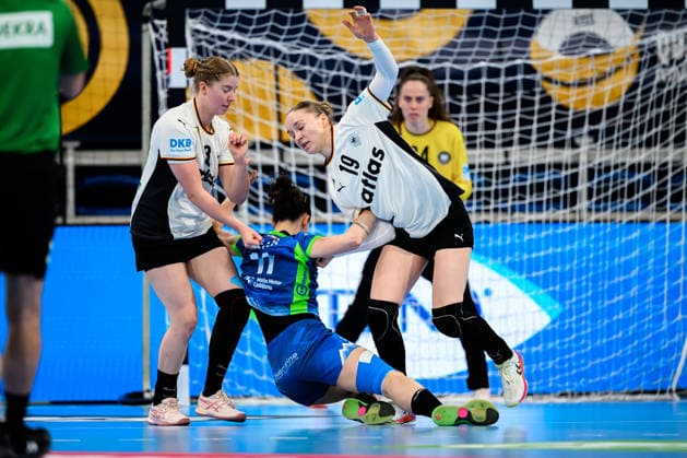Handball, Women European Championship Qualification, Germany Slovenia, 2nd round, Group 3, from left Nina Engel Germany , Ema Hrvatin Slovenia , Nieke Kühne Kuehne Germany Heidelberg SNP Dome Baden Württemberg Germany