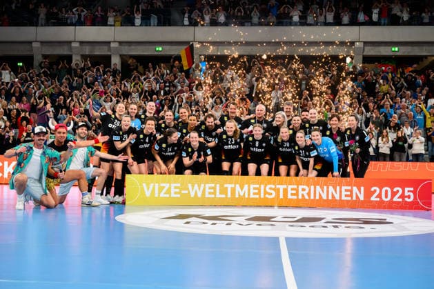 Handball, Womens European Championship Qualification, Germany Slovenia, 2nd round, Group 3, Honoring the runners-up together with Mallorca star Lorenz Büffel, Group photo, Team photo, Final cheers Emotion Joy Heidelberg SNP Dome Baden Württemberg Germany