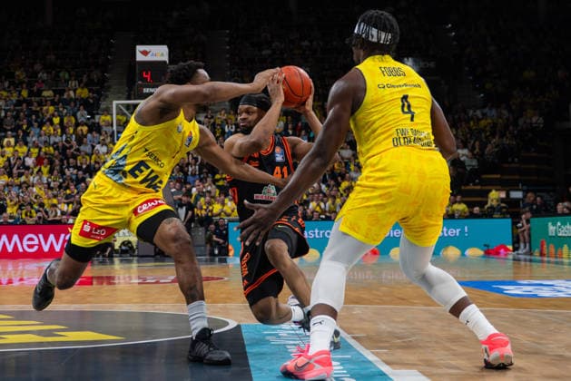 GER, Basketball, easy Credit BBL, EWE Baskets Oldenburg vs Rasta Vechta 08 03 2026, EWE Arena, Oldenburg, GER, easy Credit BBL, EWE Baskets Oldenburg vs Rasta Vechta, pictured Lloyd PANDI Rasta Vechta 41 Dakarai TUCKER EWE Baskets Oldenburg 7 Brain FOBBS EWE Baskets Oldenburg 4 nordphotoxgmbhx xRojahn nph00310