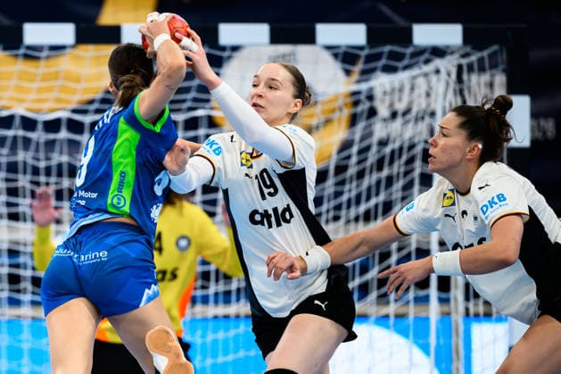 Handball, Womens European Championship Qualification, Germany Slovenia, 2nd round, Group 3, from left in duel Ana Abina Slovenia , Nieke Kühne Kuehne Germany , Emily Vogel Germany Heidelberg SNP Dome Baden Württemberg Germany