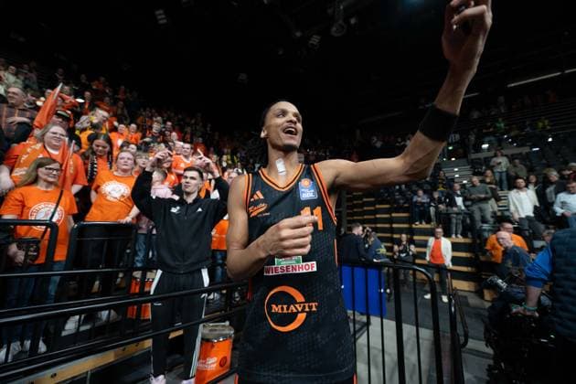 GER, Basketball, easy Credit BBL, EWE Baskets Oldenburg vs Rasta Vechta 08 03 2026, EWE Arena, Oldenburg, GER, easy Credit BBL, EWE Baskets Oldenburg vs Rasta Vechta, pictured in front of the winning fan block from Vechta Alonzo VERGE JR Rasta Vechta 11 nordphotoxgmbhx xRojahn nph00310