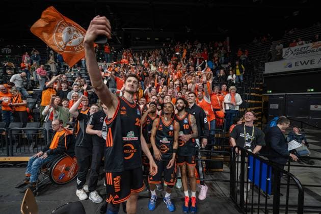 GER, Basketball, easy Credit BBL, EWE Baskets Oldenburg vs Rasta Vechta 08 03 2026, EWE Arena, Oldenburg, GER, easy Credit BBL, EWE Baskets Oldenburg vs Rasta Vechta, in the picture The selfie in front of the FAN block Tibor PLEIß PLEISS Rasta Vechta 22 nordphotoxgmbhx xRojahn nph00310