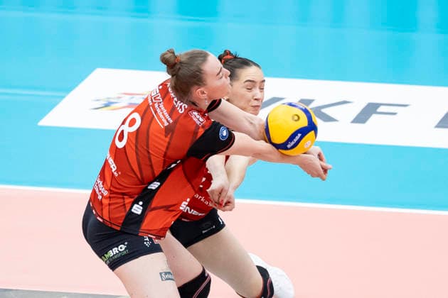 1 Volleyball Bundesliga Women Schwarz Weiss Erfurt vs Dresdner SC Erfurt 08 03 2026 Jette Kuipers 8 Dresdner SC on the ball and Lorena Lorber Fijok 17 Dresdner SC 1 Volleyball Bundesliga Women Schwarz Weiss Erfurt vs Dresdner SC Riethsporthalle Erfurt 08 03 2026 Copyright: xBEAUTIFULxSPORTS Duehringx