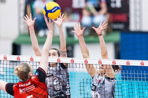 1 Volleyball Bundesliga Women Schwarz Weiss Erfurt vs Dresdner SC Erfurt 08 03 2026 Rosa Entius 5 Dresdner SC vs Elizabeth Sandbothe 2 Schwarz Weiss Erfurt left and Kinga Szücs 10 Schwarz Weiss Erfurt right 1 Volleyball Bundesliga Women Schwarz Weiss Erfurt vs Dresdner SC Riethsporthalle Erfurt 08 03 2026 Copyright: xBEAUTIFULxSPORTS Duehringx