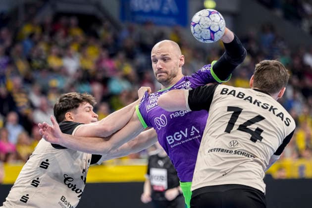 from left Sören Steinhaus BHC, 53 , Lukas Sandell RNL, 11 , Gerdas Babarskas BHC, 14 , duel, duel, tackle, tackling, dynamics, action, action, in purple special jersey for International Womens Day 2026, 08 03 2026, Mannheim Germany , Handball, Bundesliga, Rhein Neckar Löwen Bergischer HC xozx