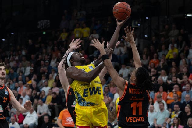 GER, Basketball, easy Credit BBL, EWE Baskets Oldenburg vs Rasta Vechta 08 03 2026, EWE Arena, Oldenburg, GER, easy Credit BBL, EWE Baskets Oldenburg vs Rasta Vechta, pictured Brain FOBBS EWE Baskets Oldenburg 4 Alonzo VERGE JR Rasta Vechta 11 nordphotoxgmbhx xRojahn nph00310