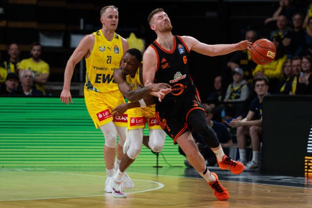 GER, Basketball, easy Credit BBL, EWE Baskets Oldenburg vs Rasta Vechta 08 03 2026, EWE Arena, Oldenburg, GER, easy Credit BBL, EWE Baskets Oldenburg vs Rasta Vechta, pictured Luc VAN SLOOTEN Rasta Vechta 6 Kyle LOFTON EWE Baskets Oldenburg 0 Seth HINRICHS EWE Baskets Oldenburg 21 nordphotoxgmbhx xRojahn nph00310