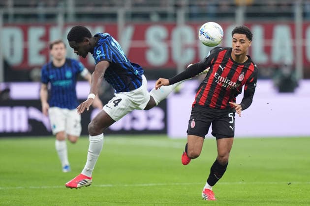 AC Milan s Koni De Winter fights for the ball with Inter Milan s Ange-Yoan Bonny during the Serie A soccer match between Milan and Inter at the San Siro Stadium in Milan , north Italy - Sunday , March 08 , 2026. - Soccer .  Copyright: xSpada LaPressex