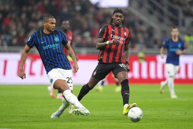 Inter Milan s Manuel Akanji fights for the ball with AC Milan™s Rafael Leao during the Serie A soccer match between Milan and Inter at the San Siro Stadium in Milan , north Italy - Sunday , March 08 , 2026. - Soccer .  Copyright: xSpada LaPressex