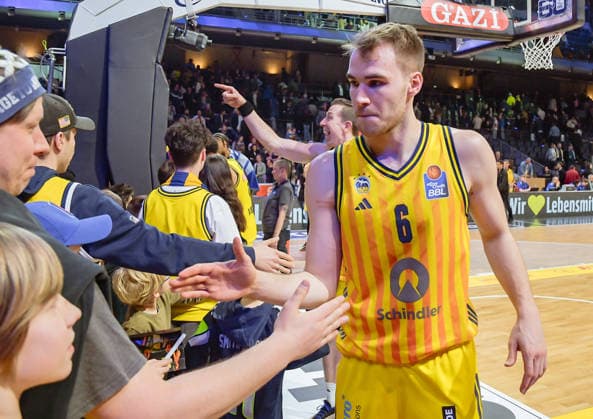 08 03 2026, xlakx, Basketball easyCredit BBL Bundesliga, Alba Berlin Fitness First Würzburg Baskets v l Malte Delow Alba Berlin claps with the fans after the victory Berlin Daniel Lakomski