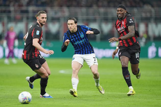 Inter Milan s Piotr Zielinski . AC Milan™s Rafael Leao , AC Milan s Adrien Rabiot during the Serie A soccer match between Milan and Inter at the San Siro Stadium in Milan , north Italy - Sunday , March 08 , 2026. - Soccer .  Copyright: xSpada LaPressex