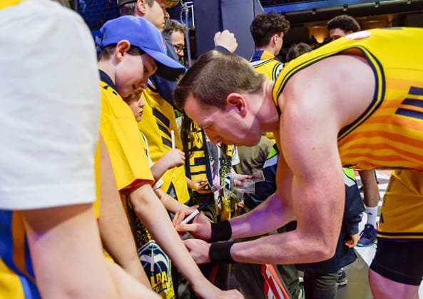 08 03 2026, xlakx, Basketball easyCredit BBL Bundesliga, Alba Berlin Fitness First Würzburg Baskets v l Justin Bean Alba Berlin signs autographs Berlin Daniel Lakomski