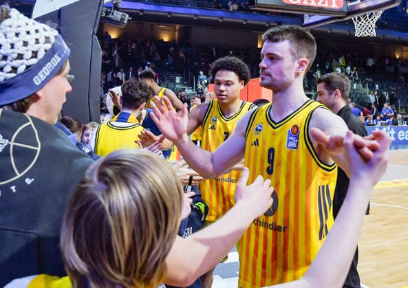 08 03 2026, xlakx, Basketball easyCredit BBL Bundesliga, Alba Berlin Fitness First Würzburg Baskets v l Jack Kayil Alba Berlin , Jonas Mattisseck Alba Berlin clap with the fans after the victory Berlin Daniel Lakomski