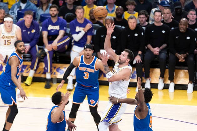 March 8, 2026, Los Angeles, California, USA: Los Angeles LakersÃ¢â‚¬â ¢ Luka DonÄÂiÄ¡ (77) shoots against the New York Knicks during an NBA, Basketball Herren, USA basketball game at Crypto.com Arena on Sunday, March 8, 2026 in Los Angeles. NBA 2026: Knicks Vs Lakers  - ZUMAc68_ 20260308_zaf_c68_019 Copyright: xRingoxChiux