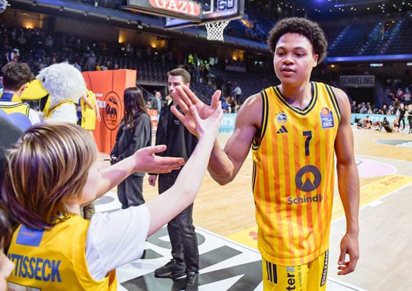 08 03 2026, xlakx, Basketball easyCredit BBL Bundesliga, Alba Berlin Fitness First Würzburg Baskets v l Jack Kayil Alba Berlin claps with the fans after the victory Berlin Daniel Lakomski