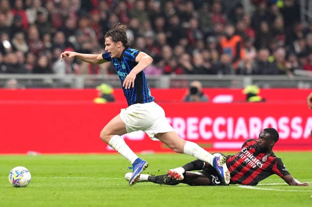 AC Milan s Fikayo Tomori fights for the ball with Inter Milan s Francesco Pio Esposito during the Serie A soccer match between Milan and Inter at the San Siro Stadium in Milan , north Italy - Sunday , March 08 , 2026. - Soccer .  Copyright: xSpada LaPressex