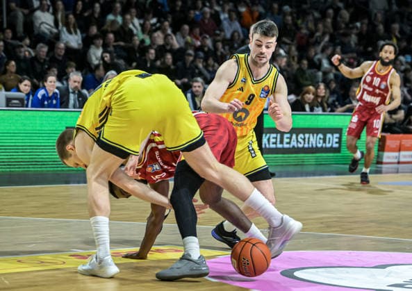 08 03 2026, xlakx, Basketball easyCredit BBL Bundesliga, Alba Berlin Fitness First Würzburg Baskets v l Martynas Echodas Alba Berlin , Marcus Carr Würzburg Baskets , Jonas Mattisseck Alba Berlin duel, duel, fight, tackle Berlin Daniel Lakomski