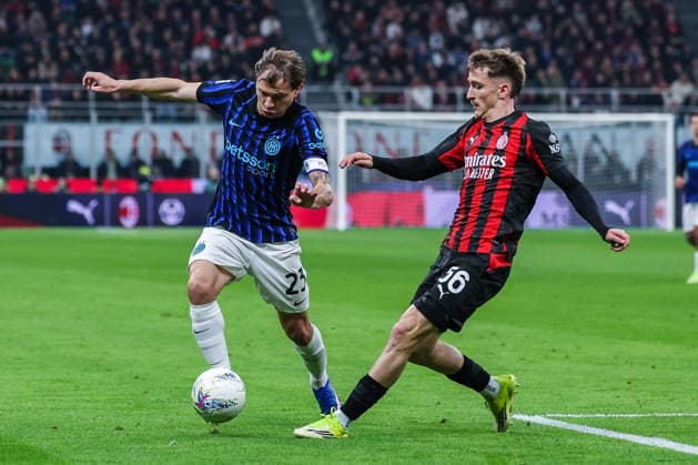 Nicolo Barella of FC Internazionale competes for the ball with Alexis Saelemaekers of AC Milan during Serie A 2025 26 football match between AC Milan and FC Internazionale at San Siro Stadium in Milan  Copyright: xFabrizioxCarabelli IPAxSportx xipa-agency.netx xx IPA_72589677 IPA_Agency_IPA72589677