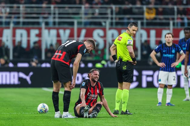 Adrien Rabiot of AC Milan injured during Serie A 2025 26 football match between AC Milan and FC Internazionale at San Siro Stadium in Milan  Copyright: xFabrizioxCarabelli IPAxSportx xipa-agency.netx xx IPA_72589679 IPA_Agency_IPA72589679