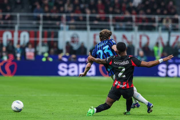 Nicolo Barella of FC Internazionale competes for the ball with Pervis Josue Estupinan Tenorio of AC Milan during Serie A 2025 26 football match between AC Milan and FC Internazionale at San Siro Stadium in Milan  Copyright: xFabrizioxCarabelli IPAxSportx xipa-agency.netx xx IPA_72589690 IPA_Agency_IPA72589690