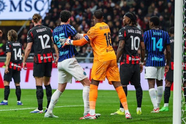 Mike Maignan of AC Milan competes with Alessandro Bastoni of FC Internazionale during Serie A 2025 26 football match between AC Milan and FC Internazionale at San Siro Stadium in Milan  Copyright: xFabrizioxCarabelli IPAxSportx xipa-agency.netx xx IPA_72589697 IPA_Agency_IPA72589697