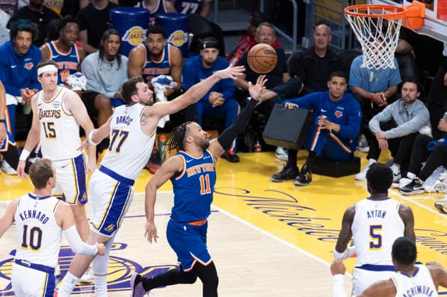 March 8, 2026, Los Angeles, California, USA: New York KnicksÃ¢â‚¬â ¢ Jalen Brunson (11) goes past Los Angeles LakersÃ¢â‚¬â ¢ Luka DonÄÂiÄ¡ (77) to the basket during an NBA, Basketball Herren, USA basketball game at Crypto.com Arena on Sunday, March 8, 2026 in Los Angeles. NBA 2026: Knicks Vs Lakers  - ZUMAc68_ 20260308_zaf_c68_026 Copyright: xRingoxChiux