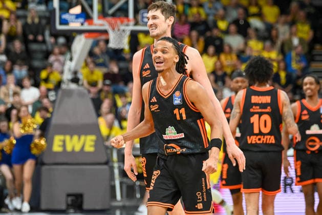 Alonzo Verge jr RASTA Vechta, 11 and Tibor Pleiss RASTA Vechta, 22 cheer EWE Baskets Oldenburg vs RASTA Vechta, easyCredit Basketball Bundesliga, Matchday 23, Season 2025 2026, 08 03 2026, EWE Baskets Oldenburg vs RASTA Vechta, easyCredit Basketball Bundesliga, Matchday 23, Season 2025 2026, 08 03 2026 Oldenburg Copyright: xEibner-Pressefoto RobertxGertzenx EP_RGN