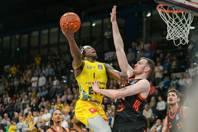 Brian Fobbs EWE Baskets Oldenburg, 04 under the basket against Philip Herkenhoff RASTA Vechta, 14 EWE Baskets Oldenburg vs RASTA Vechta, easyCredit Basketball Bundesliga, Matchday 23, Season 2025 2026, 08 03 2026, EWE Baskets Oldenburg vs RASTA Vechta, easyCredit Basketball Bundesliga, Matchday 23, Season 2025 2026, 08 03 2026 Oldenburg Copyright: xEibner-Pressefoto RobertxGertzenx EP_RGN