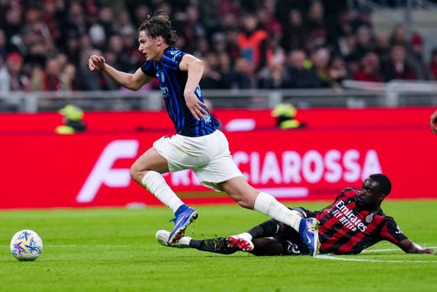 AC Milan v FC Internazionale - Serie A Enilive Francesco Pio Esposito of FC Internazionale and Fikayo Tomori of AC Milan compete for the ball during the serie Serie A Enilive match between AC Milan and FC Internazionale at Stadio Giuseppe Meazza on March 8, 2026 in Milan, Italy Milan Stadio Giuseppe Meazza Milan Italy Copyright: xGiuseppexMaffiax 260308_SerieA_Milan-Inter_GM_01078