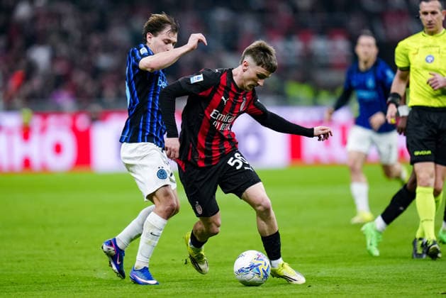 AC Milan v FC Internazionale - Serie A Enilive Alexis Saelemaekers of AC Milan and Nicolo Barella of FC Internazionale during the serie Serie A Enilive match between AC Milan and FC Internazionale at Stadio Giuseppe Meazza on March 8, 2026 in Milan, Italy Milan Stadio Giuseppe Meazza Milan Italy Copyright: xGiuseppexMaffiax 260308_SerieA_Milan-Inter_GM_03781