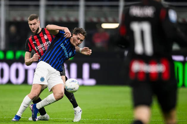 AC Milan v FC Internazionale - Serie A Francesco Pio Esposito of FC Internazionale competes for the ball with Strahinja Pavlovic of AC Milan during the Serie A football match between AC Milan and FC Internazionale. Milan Italy Copyright: xNicolòxCampox