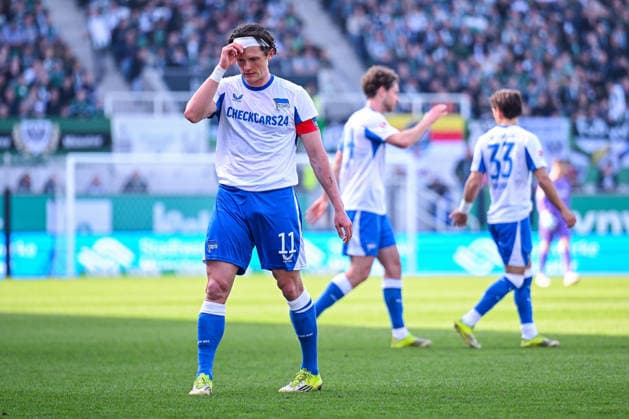 08 03 2026, Soccer, 2 Bundesliga, 25 Matchday Season 2025 2026, Preußen Münster Hertha BSC, Fabian Reese Hertha BSC grabs his headband, xRHR FOTO TKx Copyright: RHR-FOTOx RHR-FOTO TK