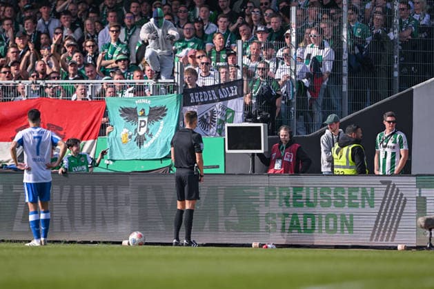 08 03 2026, Soccer, 2 Bundesliga, 25 Matchday Season 2025 2026, Preußen Münster Hertha BSC, Two masked men jump over the railing when referee Felix Bickel wants to look at the scene, xRHR PHOTO TKx Copyright: RHR-FOTOx RHR-FOTO TK