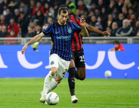 March 8, 2026, Milan: FC Inter s midfielder Henrikh Mkhitaryan in action against AC Milan s defender Fikayo Tomori during the Italian Serie A soccer match between AC Milan and FC Inter at Giaseppe Meazza Stadium in Milan, Italy, 8 March 2026. ANSA ROBERTO BREGANI. Serie A: Milan-Inter  - ZUMAa110 20260308_zaf_a110_076 Copyright: xRobertoxBreganix