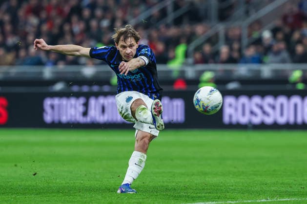 Nicolo Barella of FC Internazionale seen in action during Serie A 2025 26 football match between AC Milan and FC Internazionale at San Siro Stadium in Milan  Copyright: xFabrizioxCarabelli IPAxSportx xipa-agency.netx xx IPA_72591372 IPA_Agency_IPA72591372