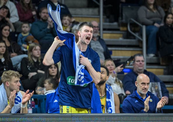 08 03 2026, xlakx, Basketball easyCredit BBL Bundesliga, Alba Berlin Fitness First Würzburg Baskets v l Sam Griesel Alba Berlin , Jonas Mattisseck Alba Berlin gives instructions, gesticulates with his arms, gesticulate, gives instructions Berlin Daniel Lakomski