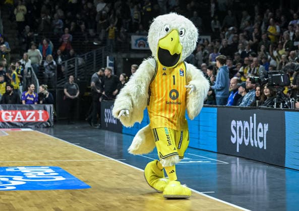 08 03 2026, xlakx, Basketball easyCredit BBL Bundesliga, Alba Berlin Fitness First Würzburg Baskets v l Mascot Albatros of Alba Berlin Berlin Daniel Lakomski