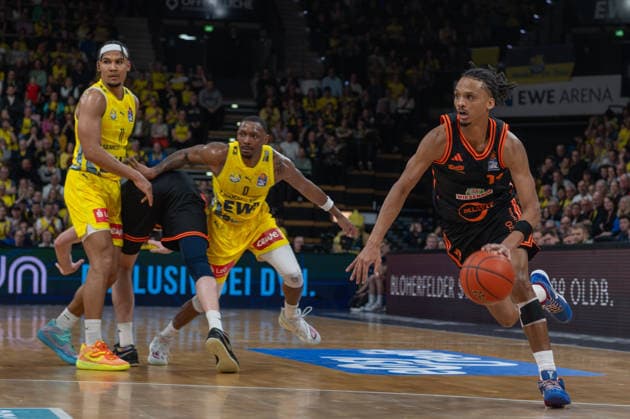 GER, Basketball, easy Credit BBL, EWE Baskets Oldenburg vs Rasta Vechta 08 03 2026, EWE Arena, Oldenburg, GER, easy Credit BBL, EWE Baskets Oldenburg vs Rasta Vechta, pictured Alonzo VERGE JR Rasta Vechta 11 Nicholas TISCHLER EWE Baskets Oldenburg 11 Kyle LOFTON EWE Baskets Oldenburg 0 nordphotoxgmbhx xRojahn nph00310