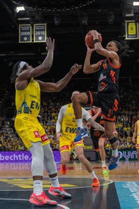 GER, Basketball, easy Credit BBL, EWE Baskets Oldenburg vs Rasta Vechta 08 03 2026, EWE Arena, Oldenburg, GER, easy Credit BBL, EWE Baskets Oldenburg vs Rasta Vechta, pictured Alonzo VERGE JR Rasta Vechta 11 Brain FOBBS EWE Baskets Oldenburg 4 Tomislav ZUBCIC EWE Baskets Oldenburg 33 nordphotoxgmbhx xRojahn nph00310