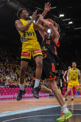 GER, Basketball, easy Credit BBL, EWE Baskets Oldenburg vs Rasta Vechta 08 03 2026, EWE Arena, Oldenburg, GER, easy Credit BBL, EWE Baskets Oldenburg vs Rasta Vechta, in the picture Dakarai TUCKER EWE Baskets Oldenburg 7 Tibor PLEIß PLEISS Rasta Vechta 22 nordphotoxgmbhx xRojahn nph00310