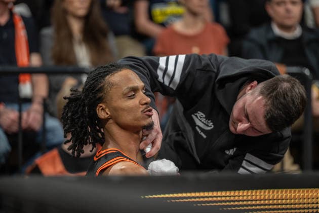 GER, Basketball, easy Credit BBL, EWE Baskets Oldenburg vs Rasta Vechta 08 03 2026, EWE Arena, Oldenburg, GER, easy Credit BBL, EWE Baskets Oldenburg vs Rasta Vechta, in the picture was treated in between on the neck Alonzo VERGE JR Rasta Vechta 11 nordphotoxgmbhx xRojahn nph00310