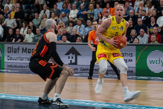 GER, Basketball, easy Credit BBL, EWE Baskets Oldenburg vs Rasta Vechta 08 03 2026, EWE Arena, Oldenburg, GER, easy Credit BBL, EWE Baskets Oldenburg vs Rasta Vechta, pictured Seth HINRICHS EWE Baskets Oldenburg 21 Tommy KUHSE Rasta Vechta 12 nordphotoxgmbhx xRojahn nph00310