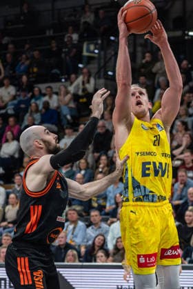 GER, Basketball, easy Credit BBL, EWE Baskets Oldenburg vs Rasta Vechta 08 03 2026, EWE Arena, Oldenburg, GER, easy Credit BBL, EWE Baskets Oldenburg vs Rasta Vechta, pictured Seth HINRICHS EWE Baskets Oldenburg 21 Tommy KUHSE Rasta Vechta 12 nordphotoxgmbhx xRojahn nph00310