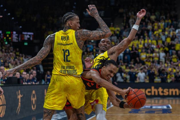 GER, Basketball, easy Credit BBL, EWE Baskets Oldenburg vs Rasta Vechta 08 03 2026, EWE Arena, Oldenburg, GER, easy Credit BBL, EWE Baskets Oldenburg vs Rasta Vechta, in the picture Alonzo VERGE JR Rasta Vechta 11 by Michale KYSER EWE Baskets Oldenburg 12 Kyle LOFTON EWE Baskets Oldenburg 0 nordphotoxgmbhx xRojahn nph00310