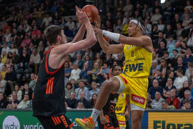 GER, Basketball, easy Credit BBL, EWE Baskets Oldenburg vs Rasta Vechta 08 03 2026, EWE Arena, Oldenburg, GER, easy Credit BBL, EWE Baskets Oldenburg vs Rasta Vechta, in the picture Nicholas TISCHLER EWE Baskets Oldenburg 11 Tibor PLEIß PLEISS Rasta Vechta 22 nordphotoxgmbhx xRojahn nph00310