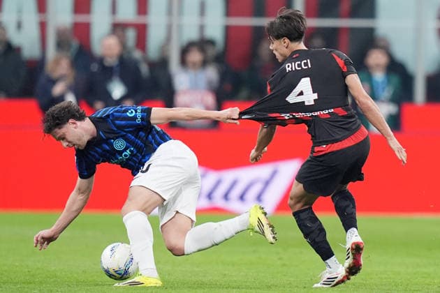 AC Milan s Samuele Ricci fights for the ball with Inter Milan s Carlos Augusto during the Serie A soccer match between Milan and Inter at the San Siro Stadium in Milan , north Italy - Sunday , March 08 , 2026. - Soccer .  Copyright: xSpada LaPressex