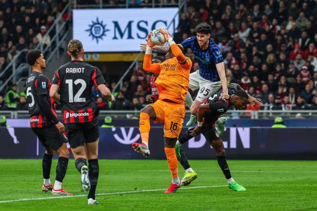 Mike Maignan of AC Milan seen in action during Serie A 2025 26 football match between AC Milan and FC Internazionale at San Siro Stadium in Milan  Copyright: xFabrizioxCarabelli IPAxSportx xipa-agency.netx xx IPA_72589678 IPA_Agency_IPA72589678