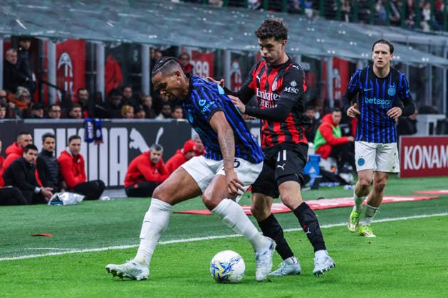 Christian Pulisic of AC Milan competes for the ball with Manuel Akanji of FC Internazionale during Serie A 2025 26 football match between AC Milan and FC Internazionale at San Siro Stadium in Milan  Copyright: xFabrizioxCarabelli IPAxSportx xipa-agency.netx xx IPA_72592703 IPA_Agency_IPA72592703