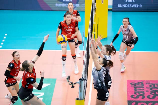 1 Volleyball Bundesliga Women Schwarz Weiss Erfurt vs Dresdner SC Erfurt 08 03 2026 Marta KameÌ lija Levinska 15 Dresdner SC vs Lena Linke 6 Schwarz Weiss Erfurt top and Kinga Szücs 10 Schwarz Weiss Erfurt bottom 1 Volleyball Bundesliga Women Schwarz Weiss Erfurt vs Dresdner SC Riethsporthalle Erfurt 08 03 2026 Copyright: xBEAUTIFULxSPORTS Duehringx